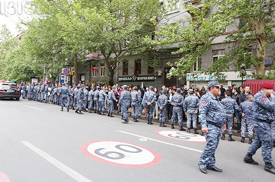 В центре Еревана парализовано движение на перекрестке Амиряна – Маштоца
