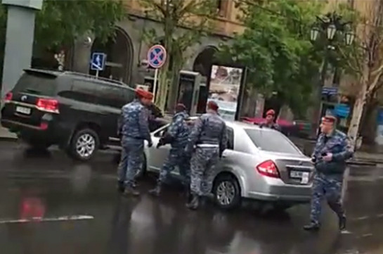 Ոստիկանները ջարդել են Աբովյան փողոցում բողոքի ակցիայի մասնակցող քաղաքացու մեքենան (Տեսանյութ)