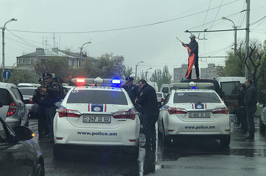 Բողոքի ակցիաները Երևանում շարունակվում են. Նոր նորքի 5-րդ զանգվածում ճանապարհ են փակել (Տեսանյութ, լուսանկարներ)