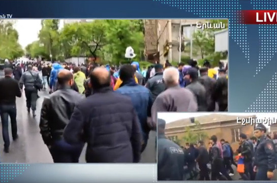 Шествие митингующих движется из Эчмиадзина к городу Звартноц