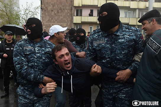 В полицию Еревана доставлены 84 человека