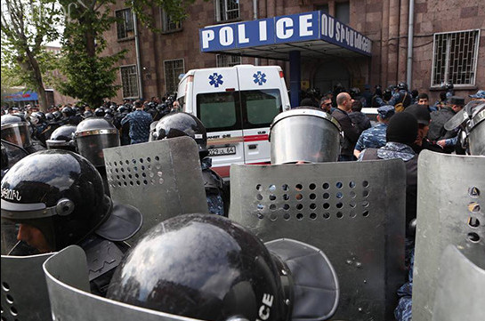 В полицию Еревана доставлены 232 человека