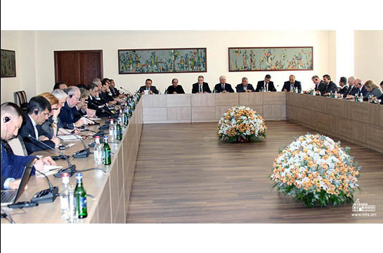 Эдвард Налбандян и Давид Арутюнян обсудили с аккредитованными в Армении послами внутриполитическую ситуацию