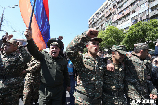Բողոքի ցույցերին են միացել զինվորական հագուստով մարդիկ
