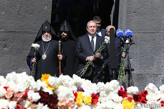 Президент и и.о. премьера Армении почтили память жертв Геноцида армян в Османской империи