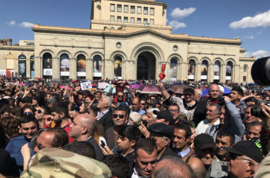 Пашинян и его сторонники проводят шествие в мемориал памяти жертв Геноцида армян (Фото)