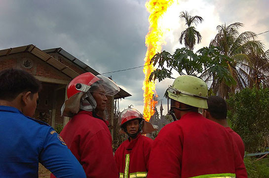 В Индонезии число жертв пожара на нефтескважине возросло до 15