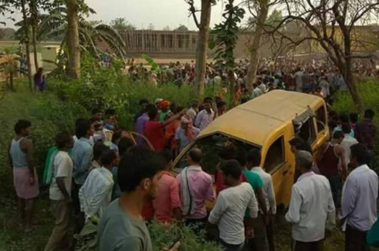 В Индии в результате столкновения поезда со школьным автобусом погибли 13 детей