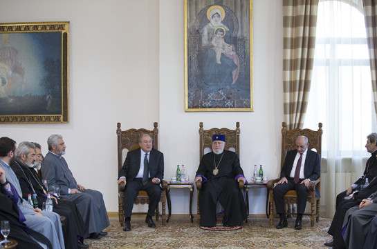 Հայաստանի ու Արցախի նախագահները Կաթողիկոսի հետ քննարկել են ներքաղաքական իրավիճակը
