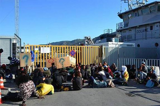 В Греции полиция очищает от мигрантов старый порт в городе Патры