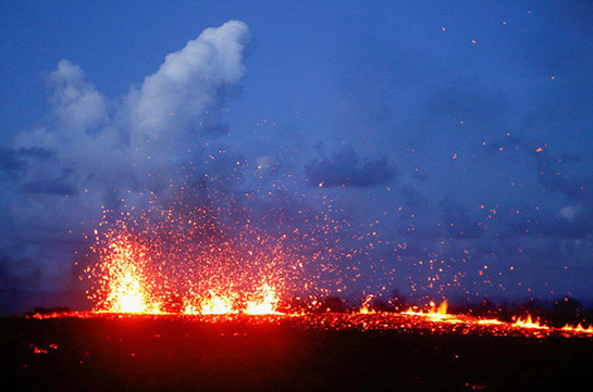 На Гавайях объявили красный уровень тревоги из-за извергающегося вулкана