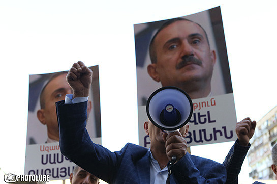 Դատական դեպարտամենտի դիմաց Սամվել Բաբայանի աջակիցները պահանջում են հստակեցնել նրա գործով Վճռաբեկ դատարանի նիստի օրը