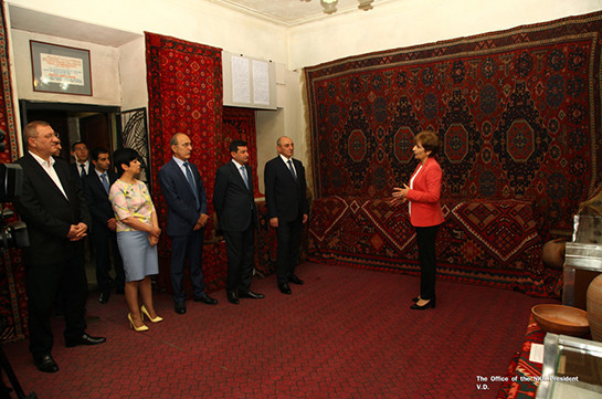 Бако Саакян присутствовал на торжественной церемонии открытия выставки арцахских ковров