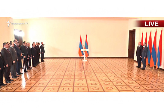 В резиденции президента Армении проходит церемония принесения клятвы  членами нового правительства