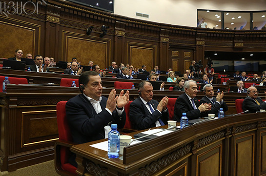Новые депутаты парламента Армении принесли присягу
