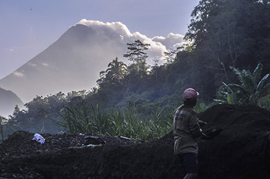 В Индонезии вулкан Мерапи выбросил столб пепла на высоту 3,5 километра
