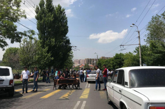 Ուսանողներն Ավանում փակել են փողոցը և պահանջում են քոլեջի տնօրենի վերադարձը