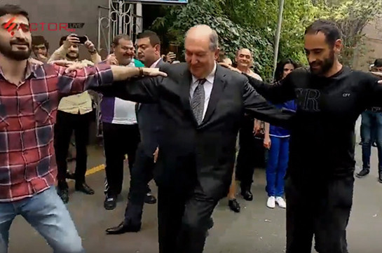 Նախագահ Արմեն Սարգսյանը հանդիպեց ու պարեց «Ամուլսարն առանց հանքի» նախաձեռնության ակցիայի մասնակիցների հետ
