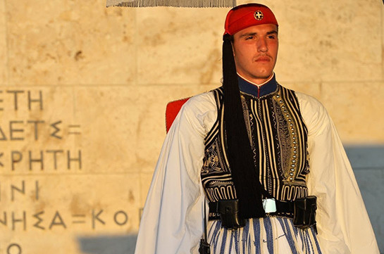 Հունաստանի նախագահական պահակախումբը գրավում է զբոսաշրջիկների