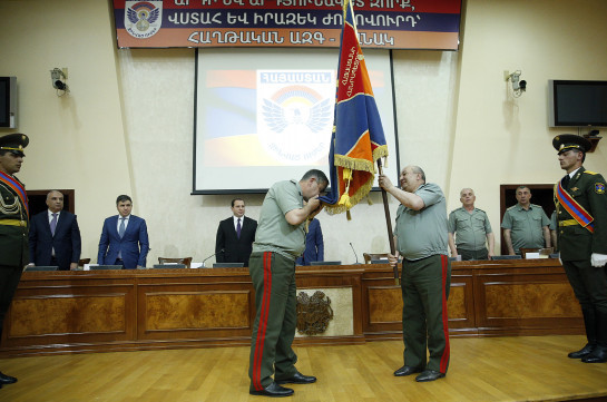 Мовсес Акопян передал флаг Вооруженных сил Армении Артаку Давтяну