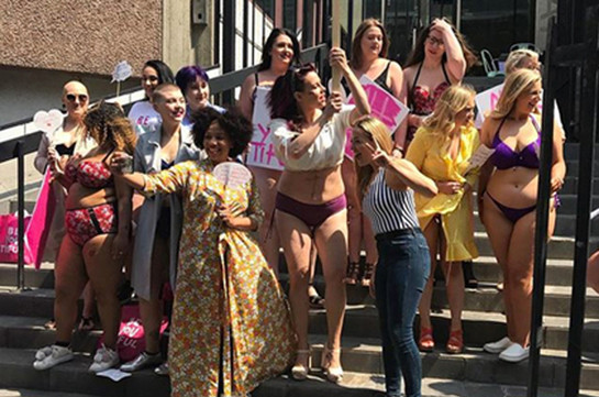 Լոնդոնում կանայք ներքնազգեստով փողոց են դուրս եկել՝ ցուցադրելու իրենց մարմնի անկատարությունը