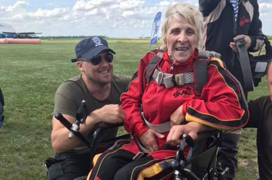 В сети появилось видео прыжка 71-летней пенсионерки с парашютом  (Видео)