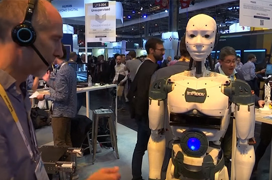 В Париже открылаь выставка роботов (Видео)