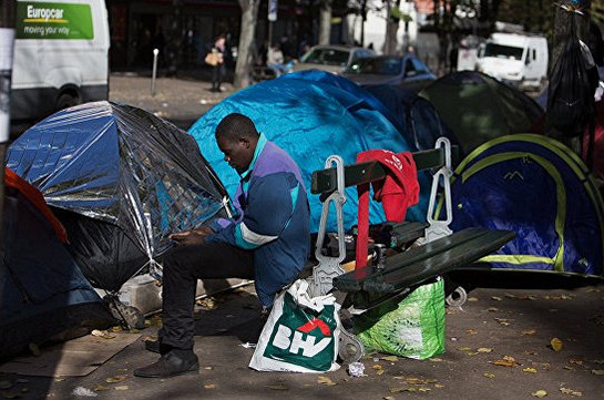 В Париже начали эвакуацию одного из самых больших лагерей мигрантов