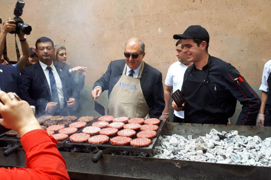 «Если не понравится, подам в отставку»: президент Армении Армен Саркисян приготовил гамбургеры для детей