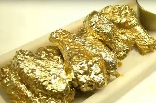 «Золотые» куриные крылышки - изюминка нью-йоркского кафе (Видео)