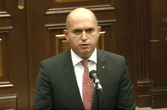 В время правительственного часа в парламенте Армен Ашотян попытался говорить с «призраком» премьера