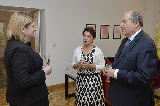 Президент Армении посетил резиденцию посла Великобритании в связи с национальным праздником