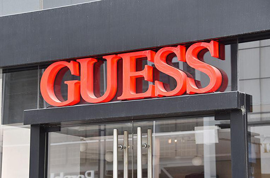 Сооснователь Guess уйдет в отставку из-за обвинений в домогательствах