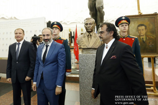 Премьер-министр Пашинян присутствовал в Москве на церемонии открытия бюста маршала Амазаспа Бабаджаняна