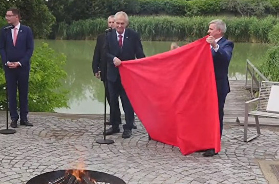Президент Чехии прилюдно сжег красные трусы (Видео)