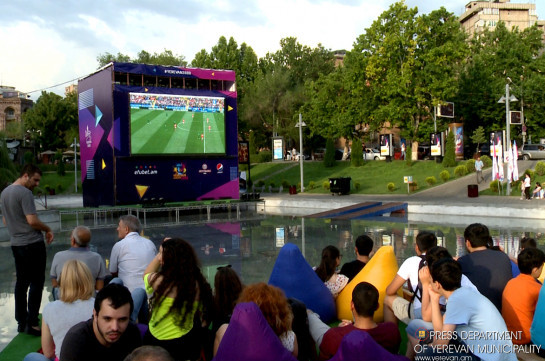 Ֆուտբոլի աշխարհի առաջնության հանդիպումները հեռարձակվում են նաև Կարապի լճում տեղակայված մեծ էկրանից