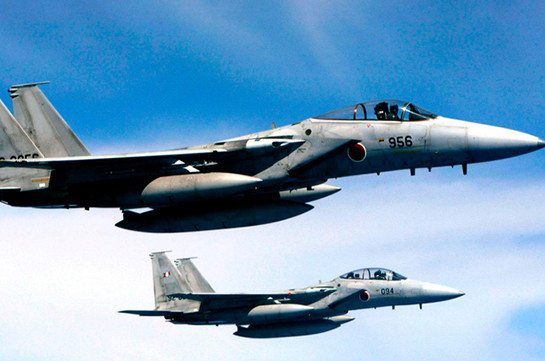 Два F-15 ВВС Японии почти столкнулись с пассажирским самолетом