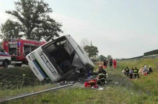 В Польше туристический автобус съехал в кювет, есть погибшие