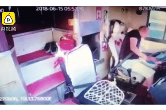 В Китае пассажиры остановили автобус с упавшим в обморок водителем
