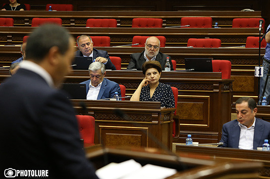 В парламенте Армении проходит голосование по вопросу лишения депутатской неприкосновенности Манвела Григоряна