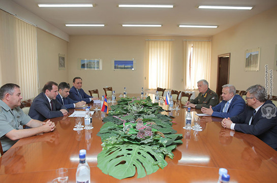 Вопросы региональной безопасности обсудили глава Минобороны Армении и посол России