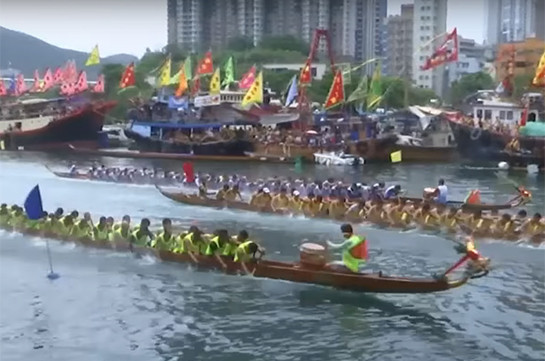 Древний праздник лодок-драконов отметили в Гонгконге (Видео)