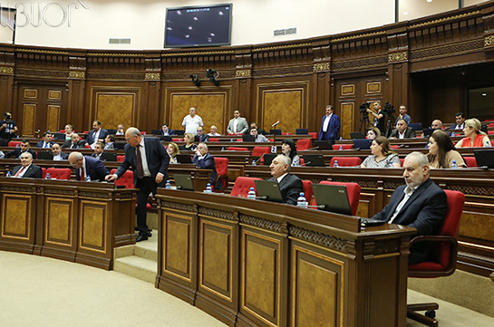 Выступавшие в прошлом против обязательной накопительной системы фракции «Елк» и «Блок Царукян» проголосовали за законопроект
