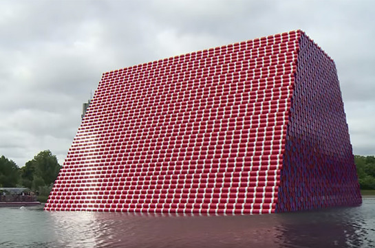 В Лондоне появилась 600-тонная плавучая скульптура из 7,5 тысячи бочек (Видео)