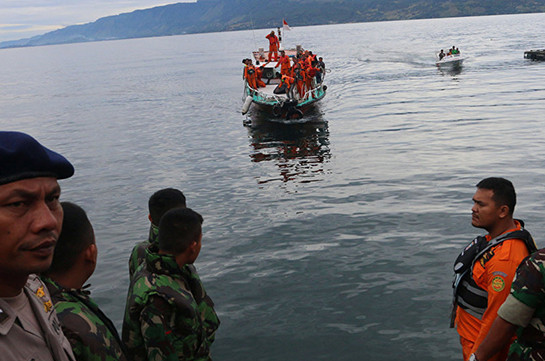 В Индонезии после крушения парома 180 человек пропали без вести