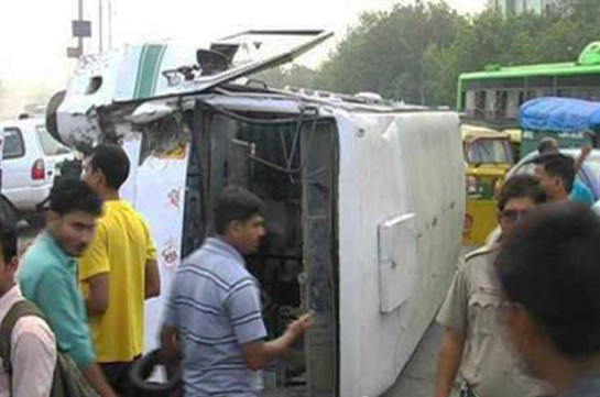 В Индии грузовик протаранил джип, погибло 15 человек