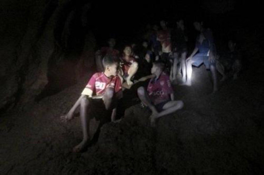 Թաիլանդցի դպրոցականները դեռ չեն կարող հեղեղված քարանձավից լողալով դուրս գալ