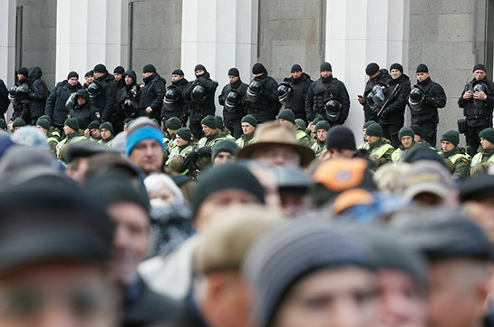 У Верховной рады в Киеве митингуют почти пять тысяч человек
