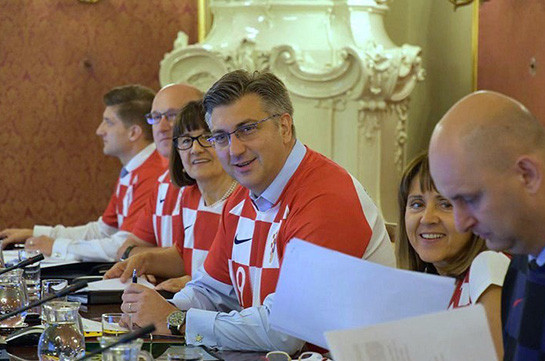 Правительство Хорватии заседает в «шашечных» футболках. Фото