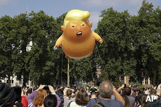 Шестиметровый воздушный шар в виде злого малыша с лицом Трампа появился в небе Лондона